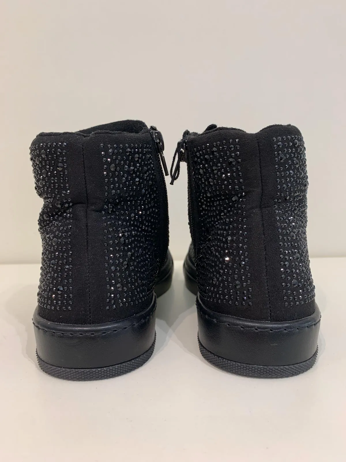 Flache Boots mit Strass-Steinen