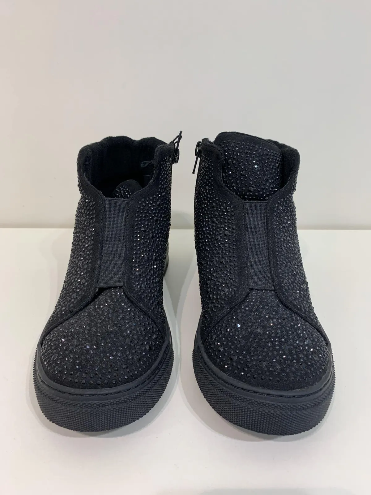 Flache Boots mit Strass-Steinen