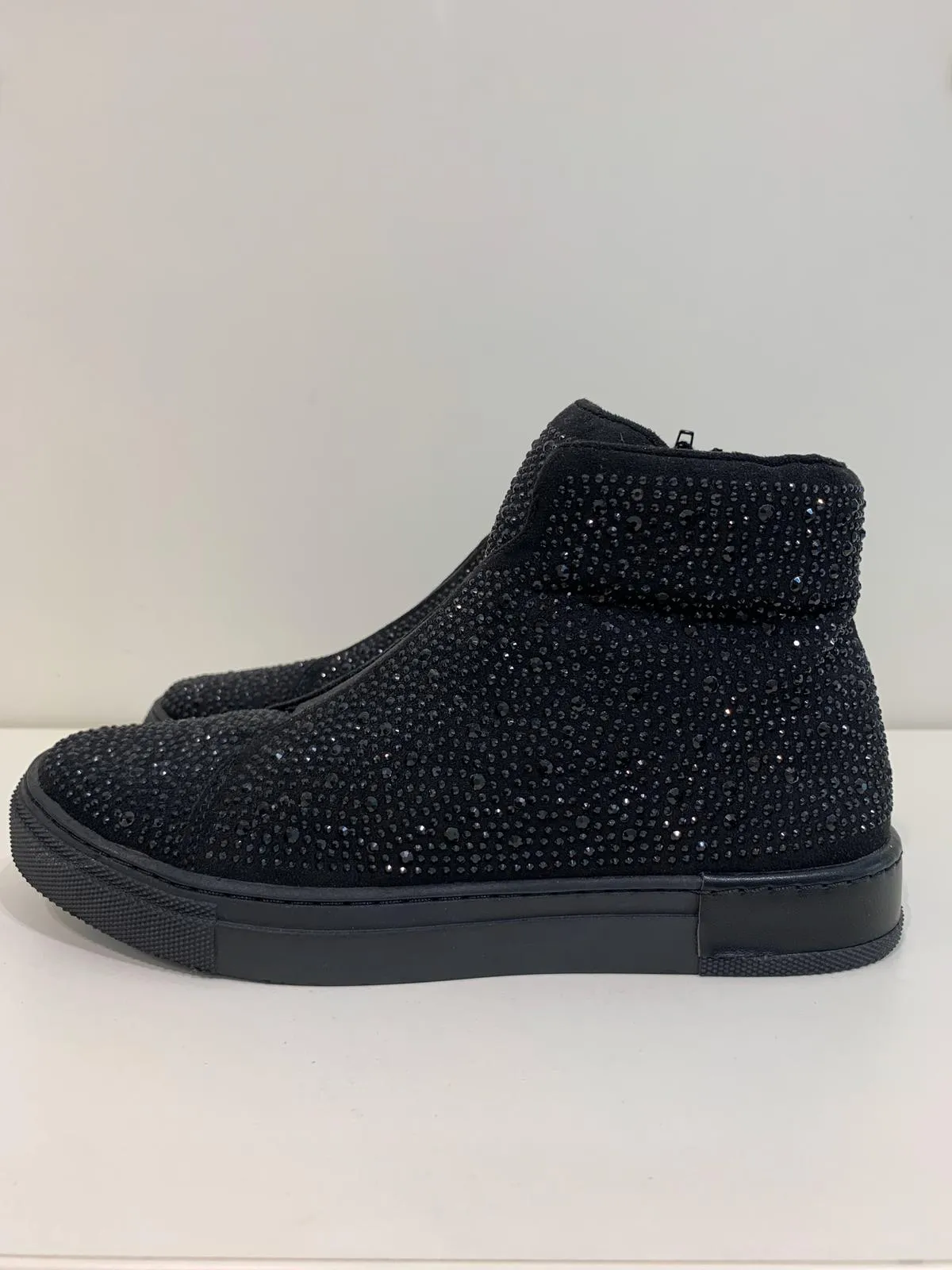 Flache Boots mit Strass-Steinen