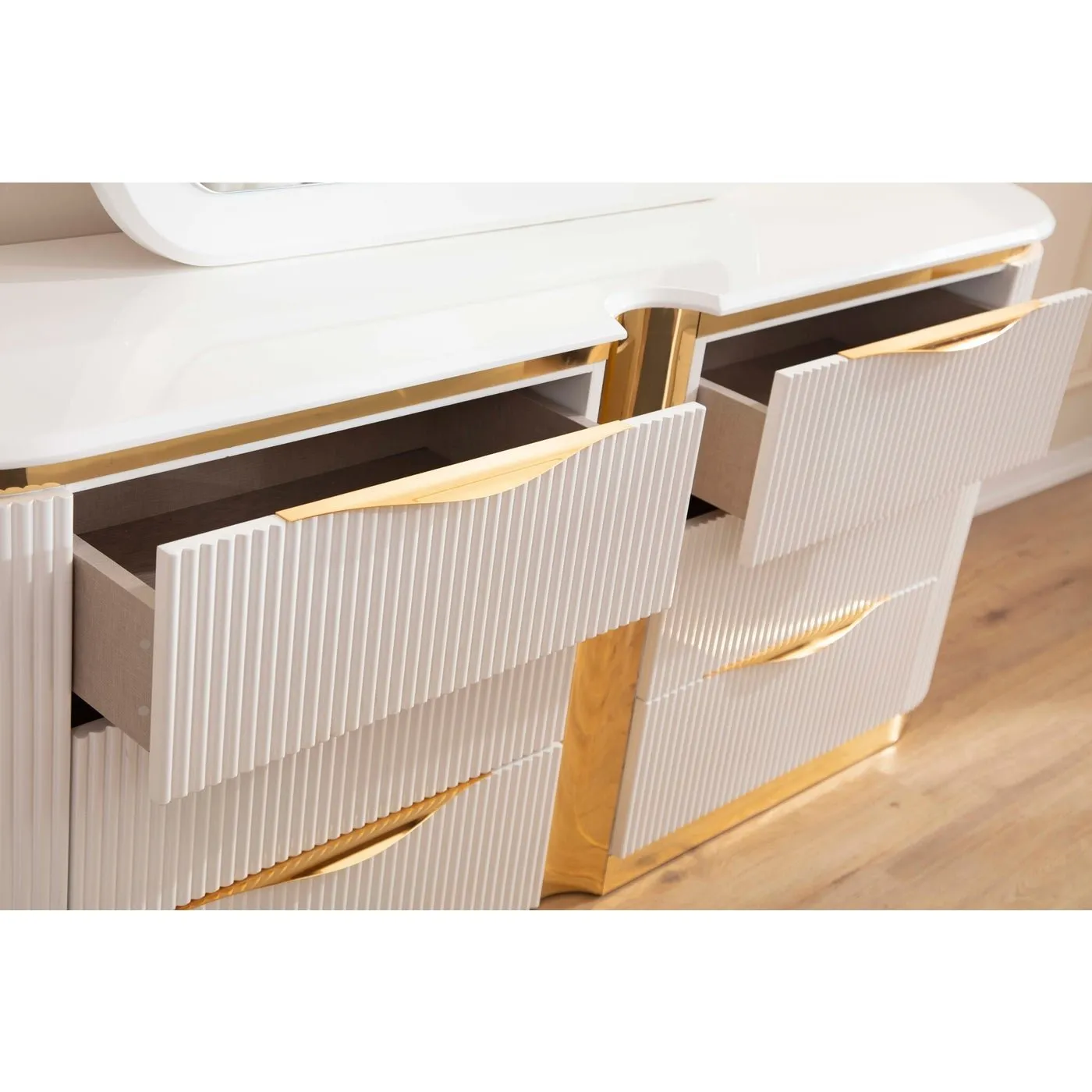 Laura Collection Dresser/Mirror