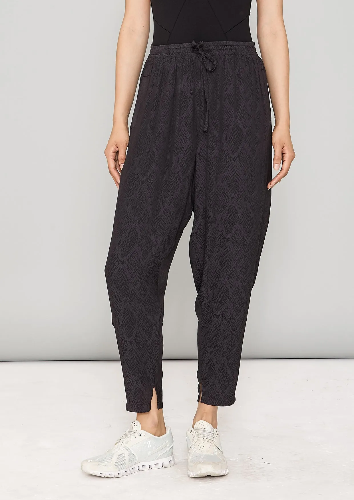 PANTS LOOSE ELASTIC- JACQUARD SATIN black snake